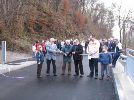 Obnovljeno cesto in nadvoz za Kilovče sta v uporabo predala (zleve)- župan Anton Šenkinc, Franc Udovič in predsednik KS Bitnja Janko Kastelic